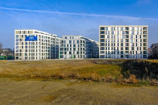 Essen, Nordrhein-Westfalen, Deutschland - Wohnungsbau im Ruhrgebiet. Neubauviertel im Essener Suedviertel. LITERATUR-QUARTIER mit sechs- bis achtgeschossigen Gebaeuden im energiesparsamen KfW-Effizienzhaus-Standard 55. Die LEG vermietet hier 236 Wohnungen, davon 52 preisgebundene Sozialwohnungen. Essen Nordrhein-Westfalen Deutschland