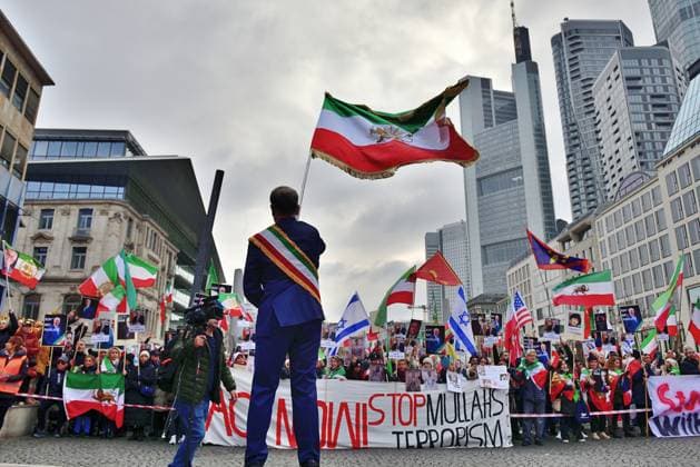 31.1.2026 Iran Protest in Frankfurt Demonstration in Frankfurt gegen das Iranische Regime. An dem Protest nahmen nach Polizeiangaben zwischen 6000 und 8000 Menschen teil. Frankfurt am Main Rathenauplatz Hessen Deutschland