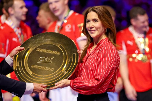 01.02.2026, Handball, Men s EHF EURO 2026, Deutschland - Dänemark, Jyske Bank Boxen in Herning, Final: Dänemark ist Europameister. Die Mannschaft feiert den Sieg jubelnd auf dem Spielfeld. Königin Mary von Dänemark Gräfin von Monpezat (geb. Mary Elizabeth Donaldson) übergibt bei der Siegerehrung Medaillen und gratuliert den Spielern. Die Königin mit der EHF Meisterschale Trophy in der Hand Dänemark
