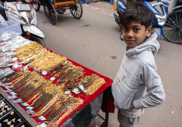 IND , INDIEN : Dieser Junge arbeitet im Verkaufsstand seiner Eltern in Agra anstatt zur Schule zu gehen Kinderarbeit , 04.01.2026 IND , INDIA : This boy works in the vending place of his parents in Agra instead of going to school Child labour , 04.01.2026