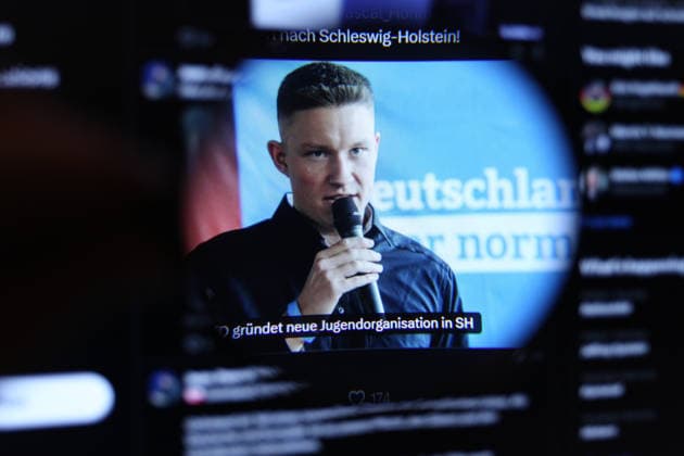 Auf einem Laptop wurde der X-Account von Jean-Pascal Hohm, dem Vorsitzenden der Generation Deutschland, der Jugendorganisation der Partei Alternative für Deutschland, geöffnet. Dort hat er ein Video des neu gegründeten Landesverbandes Schleswig-Holstein hochgeladen, in dem Landeschef Jasper Griebel zu sehen ist. Symbolbild Symbolfoto. Schnelsen Hamburg
