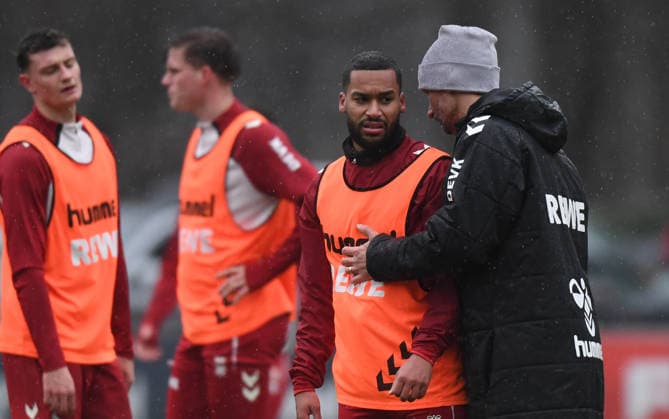 03.02.2026, xophax, Fussball 1.Bundesliga, 1.FC Koeln , Training. Linton Maina , links ( 1.FC Köln ) wird von Physiotherapeut Daniel Schütz behandelt. (DFL DFB REGULATIONS PROHIBIT ANY USE OF PHOTOGRAPHS as IMAGE SEQUENCES and or QUASI-VIDEO) Koeln
