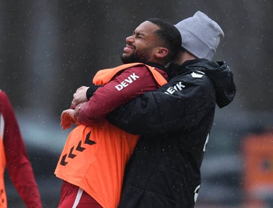 03.02.2026, xophax, Fussball 1.Bundesliga, 1.FC Koeln , Training. Linton Maina , links ( 1.FC Köln ) wird von Physiotherapeut Daniel Schütz behandelt. (DFL DFB REGULATIONS PROHIBIT ANY USE OF PHOTOGRAPHS as IMAGE SEQUENCES and or QUASI-VIDEO) Koeln