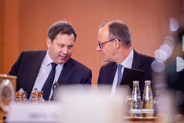 (R-L) Friedrich Merz (CDU), Bundeskanzler, und Lars Klingbeil, Bundesminister der Finanzen, aufgenommen im Rahmen einer Kabinettsitzung in Berlin, 04.02.2026. Berlin Deutschland Copyright: xJulianexSonntagx