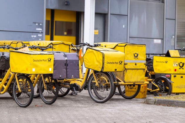 04.02.2026, München, Deutsche Post Brief Niederlassung München Arnulfstrasse. Fahrräder der Briefzusteller stehen am Vorplatz bereit. 04.02.2026, Post 04.02.2026, Post