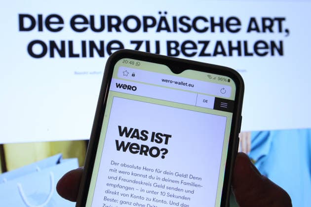 Auf einem Smartphone und einem Laptop wurde die App vom Zahlungsdienst Wero aufgerufen. Symbolbild Symbolfoto. Schnelsen Hamburg