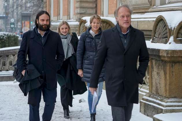 Entertainment Bilder des Tages Gerhard Delling TV Moderator Christina Block Unternehmerin mit ihren Verteidiger Ingo Bott und ihre Verteidigerin Paula Wlodarek die Verteidiger und Angeklagten kommen wie immer zu Fuss zur Verhandlung beim Prozess wegen mutmasslicher Kindesentfuehrung im Landgericht Hamburg Strafjustizgebaeude Entfuehrungsfall der Block Kinder Hamburg Deutschland
