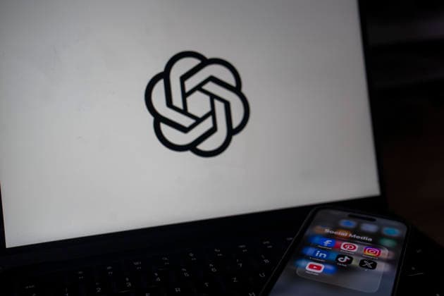 Symbolbild: Logo des KI-Unternehmens OpenAI (CHAT GPT) auf einem Laptop-Bildschirm neben einem Smartphone mit Social-Media-Apps. Foto vom 06.02.2026. Concept image: Logo of the artificial intelligence company OpenAI displayed on a laptop screen next to a smartphone showing social media applications. Photo taken February 6, 2026. Copyright: MarcoxBader