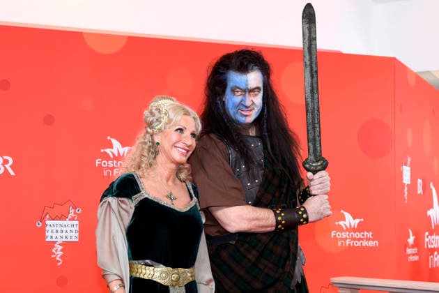 Bayerns Ministerpräsident Markus Söder (CSU) im Kostüm als Braveheart bzw. William Wallace kommt gemeinsam mit seiner Ehefrau Karin Baumüller-Söder zur BR-Livesendung Fastnacht in Franken in den Mainfrankensälen. Bei der Prunksitzung des Fastnachtverbandes Franken werden traditionell Politiker Spott und Narretei ausegesetzt. Veitshöchheim, 06.02.2026 Bayern Deutschland Copyright: xDwixAnoraganingrumx