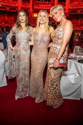 Cathy Hummels, Stefanie Hertel und Kamilla Senjo zu Gast im Ballsaal beim 100 Sepmper Oernball in der Semper Oper in Dresden am 6.Februar 2026 Sachsen Deutschland
