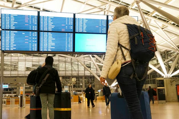 Anzeigetafel gestrichene Fluege Cancelled gesperte Zugaenge leere Abferigungsschalter airline kaum Passagiere im Flughafenterminal Abfertigungsgebaeude Abfertigungshalle des Helmut Schmidt Airport am Donnerstag 12.Februar 20236 in Hamburg Die Lufthansa Piloten und das Kabinenpersonal sind heute in einen Warnstreik getreten. Sie fordern u.a. eine bessere Altersversorgung. Hamburg Deutschland