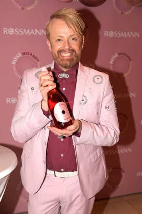 Entertainment Bilder des Tages Ross Antony bei der Vorstellung seines neuen ROSS Secco RosÃ bei Rossmann Leipzig, 14.02.2026 Ross Antony bei der Vorstellung seines neuen ROSS Secco RosÃ bei Rossmann in Leipzig Sachsen Deutschland Copyright: xMatthiasxGränzdörferx