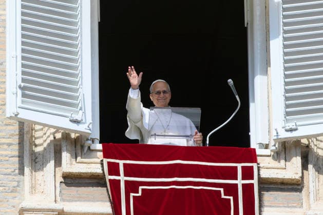 ITALY - POPE LEO XIV WAVES RO THE CROWD FROM THE WINDOW OF THE APOSTOLIC PALACE OVERLOOKING ST PETER S SQUARE DURING THE ANGELUS PRAYER AT THE VATICAN- 2026 2 15 Italy, Rome, Vatican, 2026 2 15.Pope Leo XIV waves to the crowd from the window of the apostolic palace overlooking St. Peter s square during the Angelus prayer in the Vatican EDITORIAL USE ONLY - NO BOOKS Copyright: xVATICANxMEDIAx