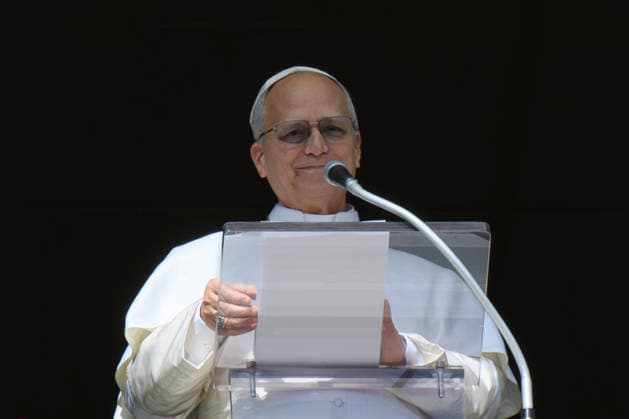 ITALY - POPE LEO XIV WAVES RO THE CROWD FROM THE WINDOW OF THE APOSTOLIC PALACE OVERLOOKING ST PETER S SQUARE DURING THE ANGELUS PRAYER AT THE VATICAN- 2026 2 15 Italy, Rome, Vatican, 2026 2 15.Pope Leo XIV waves to the crowd from the window of the apostolic palace overlooking St. Peter s square during the Angelus prayer in the Vatican EDITORIAL USE ONLY - NO BOOKS Copyright: xVATICANxMEDIAx
