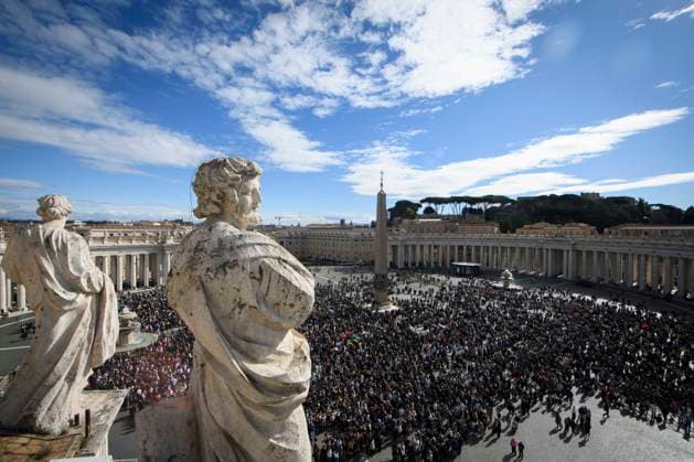 ITALY - POPE LEO XIV WAVES RO THE CROWD FROM THE WINDOW OF THE APOSTOLIC PALACE OVERLOOKING ST PETER S SQUARE DURING THE ANGELUS PRAYER AT THE VATICAN- 2026 2 15 Italy, Rome, Vatican, 2026 2 15.Pope Leo XIV waves to the crowd from the window of the apostolic palace overlooking St. Peter s square during the Angelus prayer in the Vatican EDITORIAL USE ONLY - NO BOOKS Copyright: xVATICANxMEDIAx