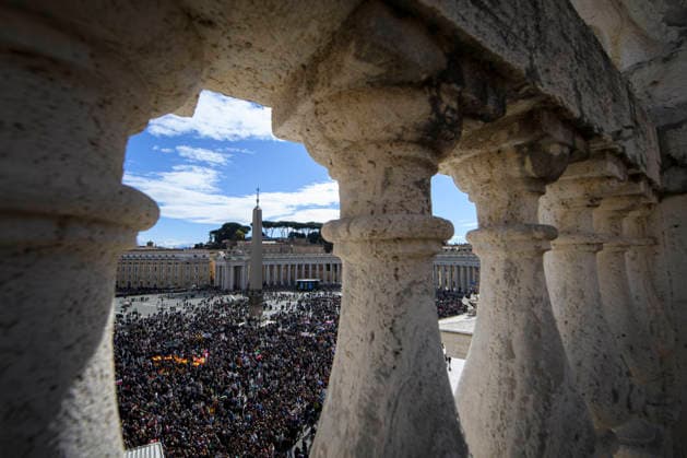 ITALY - POPE LEO XIV WAVES RO THE CROWD FROM THE WINDOW OF THE APOSTOLIC PALACE OVERLOOKING ST PETER S SQUARE DURING THE ANGELUS PRAYER AT THE VATICAN- 2026 2 15 Italy, Rome, Vatican, 2026 2 15.Pope Leo XIV waves to the crowd from the window of the apostolic palace overlooking St. Peter s square during the Angelus prayer in the Vatican EDITORIAL USE ONLY - NO BOOKS Copyright: xVATICANxMEDIAx