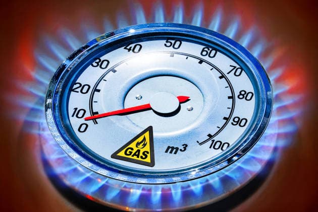 Gasspeicher in Deutschland sind nur sehr niedrig gefüllt, Symbolfoto Anzeige Füllstand bei Gas geht gegen 0, München, Februar 2026 Deutschland, München, Februar 2026, Symbolfoto Gasspeicher in Deutschland sind aktuell nur sehr niedrig gefüllt, Kapazität nur zu ca. 25 Prozent ausgelastet, sehr niedrig in diesem langen kalten Winter mit hohem Gasverbrauch, Symbol, Fotomontage, Energieverbrauch, Heizkosten, Füllstand, Gaskunden, Verbraucher, Gasverbrauch, Erdgas, Gas, Verbrauch, verbrauchen, Gasverbraucher, Energie sparen, Energiesparen, Krise, Winter, Bayern