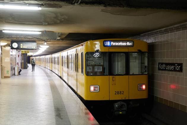 U-Bahnlinie U8 in Berlin ** NUR FÜR REDAKTIONELLE ZWECKE ** EDITORIAL USE ONLY **<p>Eine U-Bahn U8 fährt ab am Bahnhof Kottbusser Tor. Deutschland Berlin Berlin Copyright: JörgxCarstensen