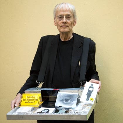 Timm Ulrichs mit Bauchladen, bestückt mit seinen Multiples, im Hof der Potsdamer Straße 73 bei Peter Fabians Verlag Artikel-Editionen , 19.8.2019