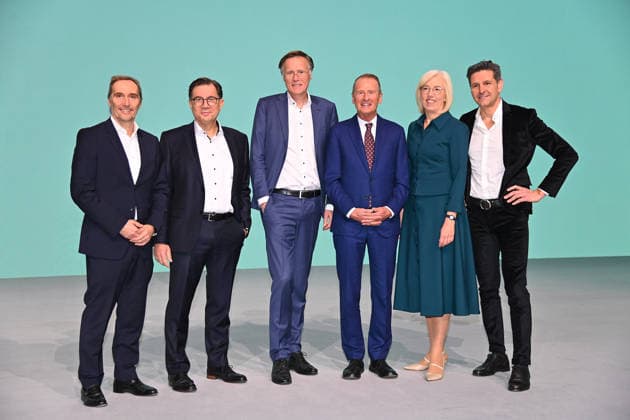 v.li: Alexander Gorski (Chief Operations Officer), Dr. Sven Schneider(Chief Financial Officer), Jochen Hanebeck(Chief Executive Officer), Herbert DIESS (Aufsichtsratsvorsitzender), Elke Reichart (Chief Digital and Sustainability Officer), Andreas Urschitz (Chief Marketing Officer). Hauptversammlung INFINEON Technologies AG am 19.02.2026 im ICM in Muenchen.
