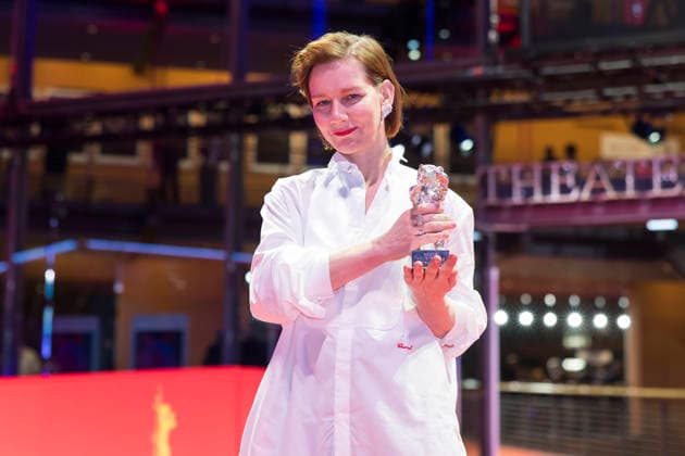 Berlinale, Preisträger am Theater am Potsdamer Platz, Berlin, 21.02.2026 Sandra Hüller posiert mit dem Silbernen Bären für die beste schauspielerische Leistung in einer Hauptrolle im Film Rose nach der Preisverleihung bei der Abschlussgala der Berlinale im Theater am Potsdamer Platz in Berlin am 21.02.2026. Die 76. Internationalen Filmfestspiele Berlin finden vom 12. bis 22. Februar 2026 statt. Berlin Theater am Potsdamer Platz Copyright: xBenxKriemannx