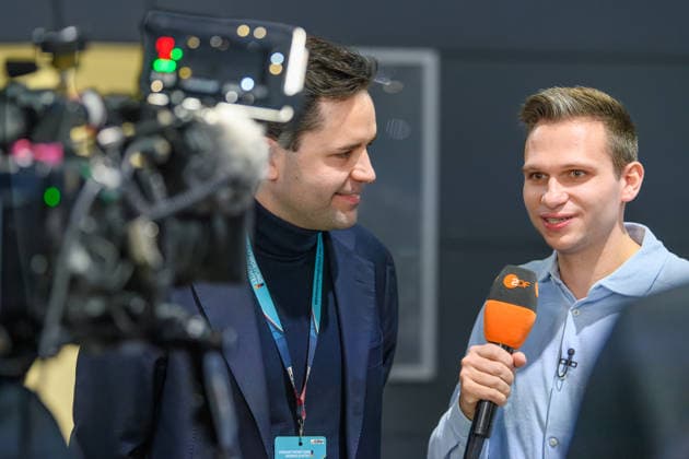 20.02.2026, Johannes Winkel (links) und Fabian Köster (rechts). 20.02.2026, Der Vorsitzende der Jungen Union (JU) während des Parteitags zusammen mit Fabian Köster, dem Comedian, Moderator und Autor während eines Interviews für das ZDF auf dem Parteitag. Der 38. Parteitag der CDU Deutschlands findet am 20. und 21. Februar 2026 in der Messe Stuttgart statt. Auf der Tagesordnung steht mit der Wahl des Bundesvorstands die personelle Ausrichtung der Union. Ebenso die inhaltliche Positionierung der Christdemokraten. Stuttgart Baden-Württemberg Deutschland