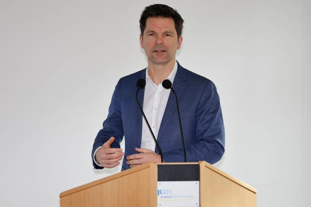 Symbolischer Spatenstich mit dem Niedersächsischen Gesundheitsminister für den Ersatzbau mit 250 Betten des Klinikums in Gehrden Steffen Krach (Regionspräsident und Vorsitzender des KRH Aufsichtsrats) Gehrden Klinikum Robert Koch Gehrden Niedersachsen, Region Hannover Germany