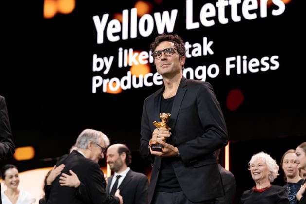 Ilker Catak mit dem Goldenen Bär für den besten Film Gelbe Briefe anlässlich der 76. Internationalen Filmfestspiele Berlin. Ilker Catak with the Golden Bear for the best film Gelbe Briefe - Yellow Letters at the 76th Berlin International Film Festival. snapshot-photography K.M.Krause