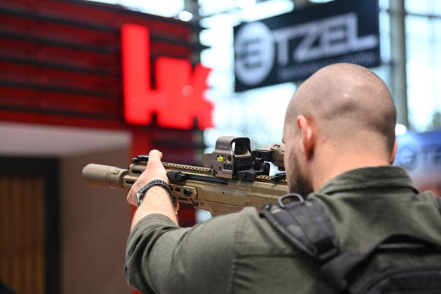 Besucher am Stand von HK, Heckler und Koch,Sturmgewehre im Anschlag,Waffen,Gewehr.Schusswaffen. Die Enforce Tac als Deutschlands Leitmesse fuer Sicherheit und Verteidigung vom 23.-25.02.2206 in der Messe Nuernberg.
