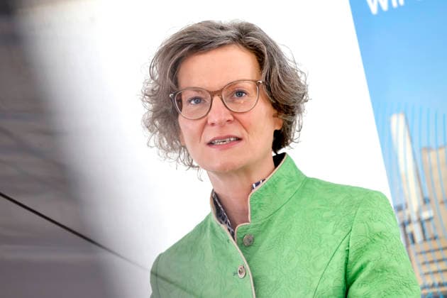 Politikerin Ina Scharrenbach (CDU), NRW-Ministerin für Heimat, Kommunales, Bau und Digitalisierung, bei einer Rede vor der Sprengung des 117 Meter hohen Kühlturm des Braunkohlekraftwerks Frimmersdorf des Stromkonzerns RWE. Damit schafft der Konzern Platz für die zukünftige Nutzung des Standorts als Digitalpark. Grevenbroich, 26.02.2026 NRW Deutschland Copyright: xChristophxHardtx