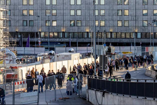 Fernwanderwg am Hauptbahnhof Stuttgart. Wegen Bauarbeiten müssen Reisende einen weiten Umweg in Kauf nahmen. Der wird als Fernwanerweg verspottet. 27.02.2026, Stuttgart, Baden-Württemberg, Deutschland