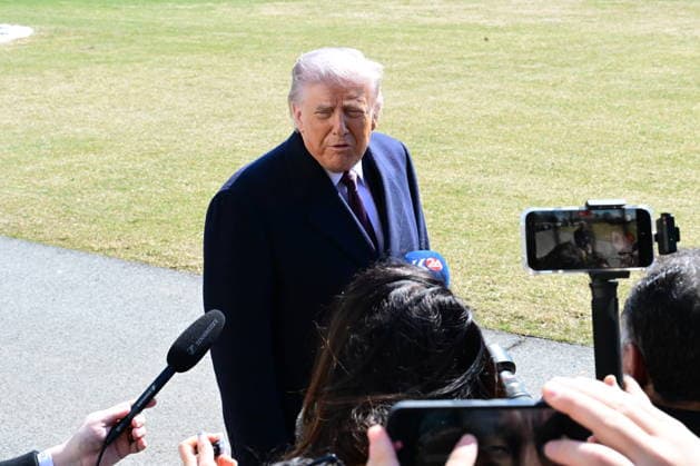 President Donald Trump Speaks To Reporters At The White House (NEW) President Donald Trump speaks to reporters prior to departing the White House. February 27, 2026, Washington, D.C., USA: Trump admits he is not fully satisfied with Iran and believes it would be ideal for them to negotiate in good faith. Trump expresses his displeasure with Iran s stance in the nuclear negotiations and warns that there is still no decision on a possible attack. Mandatory Credit: Kyle Mazza TheNews2 (Foto: Kyle Mazza Thenews2 imago images) President Donald Trump Speaks To Reporters At The White House Copyright: xKylexMazzax