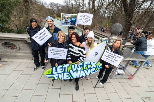 News Themen der Woche KW09 Surfer veranstalten eine Demo für die Eisbachwelle , Protestveranstaltung läuft unter dem Motto Verschleppt, Vertagt, Verhindert Save Munich Culture gegen Verwaltungsirrsinn in München Datum: 01.03.2026