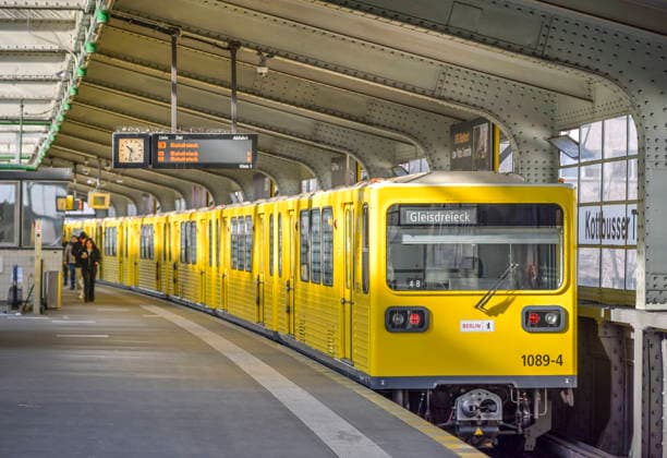 U-Bahn, U3, Hochbahn, Zug, Bahnhof Kottbusser Tor, Kreuzberg, Bezirk Friedrichshain-Kreuzberg, Berlin, Deutschland