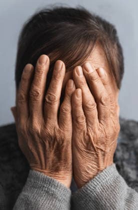 Depressed and frustrated senior woman with hands covering his face New York, New York, United States CR_ARZH250917-1833662-01 ,model released, Symbolfoto