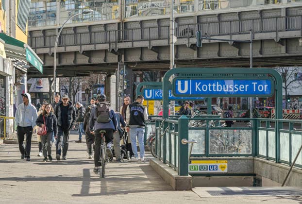Eingang U-Bahnhof, Straßenszene, Kottbusser Tor, Kreuzberg, Berlin, Deutschland