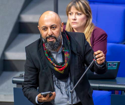 Ferat Kocak - Befragung im Bundestag EUR, Deutschland, Berlin: 04.03.2026: Ferat Kocak, Wirtschaftswissenschaftler von der Partei Die Linke . 61.Sitzung des Bundestags. Befragung der Bundesregierung - Fragen an Karin Prien (CDU), Bundesministerin für Bildung, Familie, Senioren, Frauen und Jugend