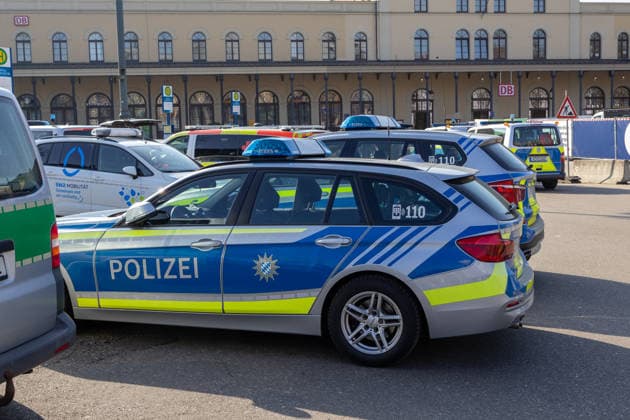 Großeinsatz am Hbf Hauptbahnhof Augsburg der Polizei. Der Zugverkehr ist eingestellt aufgrund einer Bombendrohung eingestellt