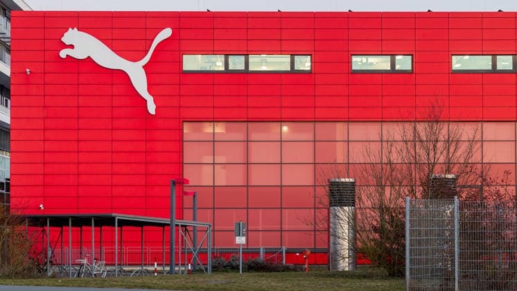 Headquarter der Puma SE am Unternehmenssitz des Sportartikelherstellers, Herzogenaurach, 04.03.2026 Großes Puma Logo an der Fassade eines Gebäudes am Headquarter der Puma SE am Unternehmenssitz des internationalen Sportartikelherstellers in Herzogenaurach. Der Gebäudeteil gehört zum FirmenÂ­campus der Konzernzentrale des Unternehmens. Herzogenaurach Bayern Deutschland