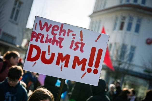 Schüler demonstrieren gegen mögliche Wiedereinführung der Wehrpflicht Oldenburg, Deutschland, 05.03.2026: Teilnehmer eines Schulstreiks gegen eine mögliche Wiedereinführung der Wehrpflicht halten während einer Demonstration ein Protestplakat mit der Aufschrift Wehrpflicht ist Dumm!!.