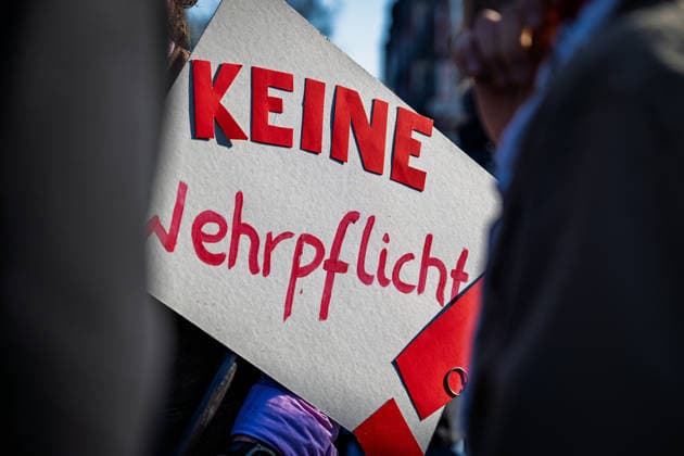 Schüler demonstrieren gegen mögliche Wiedereinführung der Wehrpflicht Oldenburg, Deutschland, 05.03.2026: Teilnehmer eines Schulstreiks gegen eine mögliche Wiedereinführung der Wehrpflicht zeigen während einer Demonstration ein Protestplakat mit der Aufschrift Keine Wehrpflicht.In mehreren Städten finden an diesem Tag Protestaktionen von Jugendlichen statt.