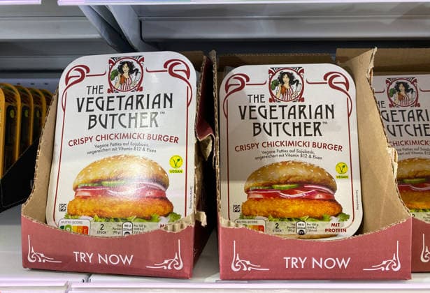 06.03.2026, Deutschland, NRW, Vegetarischer und veganer Fleischersatz, Die EU zieht eine überraschende Grenze bei der Benennung pflanzlicher Produkte - der Begriff veggie-Burger ist erlaubt, veganer Speck aber nicht, Vegane Patties auf Sojabasis, Deutschland Copyright: xD.xKerlekin SnowfieldxPhotographyx SF060326VegBurgerD2