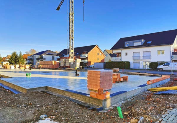 Baustelle mit fertig gegossenem Fundament fuer ein Mehrfamilienhaus, Deutschland, Nordrhein-Westfalen, Lippstadt construction site with completed foundation for an apartment building, Germany, North Rhine-Westphalia, Lippstadt BLWS743606