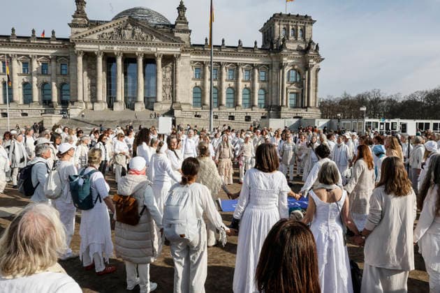Frauen in Weiss Frauen in Weiss , Frauen wagen Frieden , demonstrieren am Weltfrauentag für Frieden am Reichstag, Berlin, 08.03.2026. Berlin Berlin Deutschland