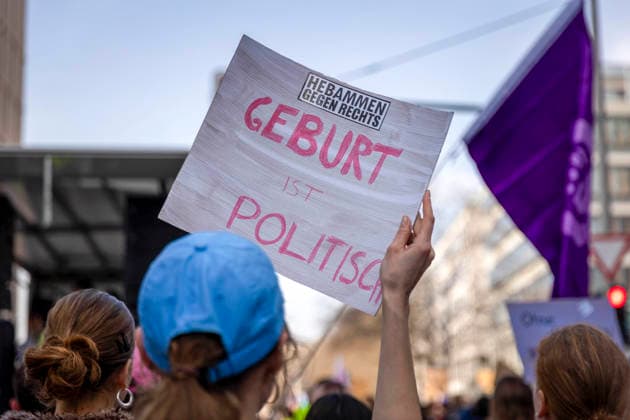 Demonstration am Frauentag in Berlin. Plakat, Hebammen, Geburt ist feministisch. 08.03.2026. Berlin Deutschland Copyright: xYonaxElsnerx