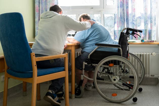 Der akute Pflegemangel stellt das Gesundheitssystem vor große Herausforderungen. Das Bild symbolisiert den hohen Bedarf an Fachkräften und die notwendige Zeit für eine würdevolle Patientenbetreuung.