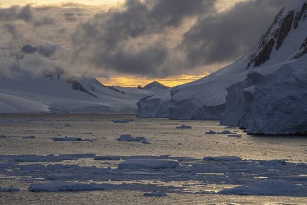 Schneebedeckte Berge in der Abenddämmerung, Horseshoe Island, Marguerite Bay, Antarktis Snow covered mountains at dusk, Horseshoe Island, Marguerite Bay, Antarctica Copyright: imageBROKER SergioxPitamitzx xVW ibleca16600364.jpg