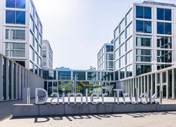 Daimler Truck. Hauptsitz der Daimler Truck AG in Leinfelden-Echterdingen. Der Daimler Truck Campus vereint wesentliche Verwaltungsbereiche vom Vertrieb und Controlling bis zum Personalwesen unter einem Dach. 05.03.2026, Stuttgart, Baden-Württemberg, Deutschland
