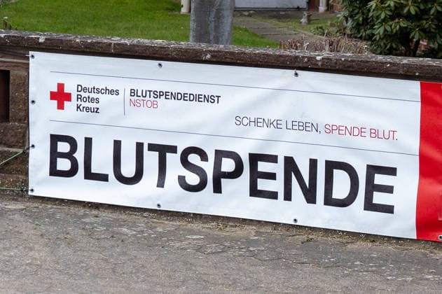 Deutsches Rotes Kreuz, Blutspende, Blutspendedienst, DRK, Spendenaktion, medizinische Versorgung, Gesundheitssystem, Spender, Blutkonserve, Notfallmedizin, Rettungsdienst, Humanitäre Hilfe, Ehrenamt, Gesundheitsversorgung, Kampagne, Gesundheitswesen, Deutschland, Gesundheitskampagne, Versorgungssicherheit, Banner, Blutreserve Copyright: xSvenxHeidmannx
