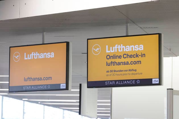 Zweitägiger Pilotenstreik 12.03.2026 Lufthansa Piloten streiken heute erneut vertreten durch die Vereinigung Cockpit (VC) für eine betriebliche Altersorsorge auch am Frankfurter Flughafen am heutigen Donnerstag und am Freitag (13.) für 48 Stunden. Die Folgen sind hunderte ausgefallene Flüge hier: Anzeigetafel Lufthansa Check-in Frankfurt Main Hessen Deutschland